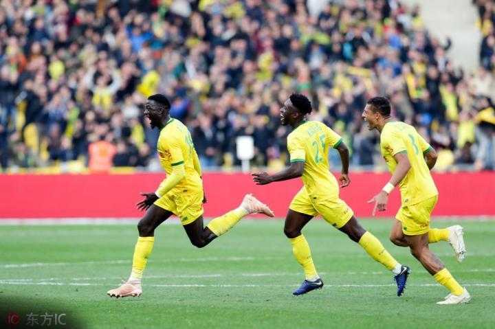 包含巴黎主场战平南特，稳居积分榜榜首的词条