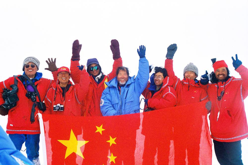 关于北极之队在比赛中力压对手，赢得喝彩的信息