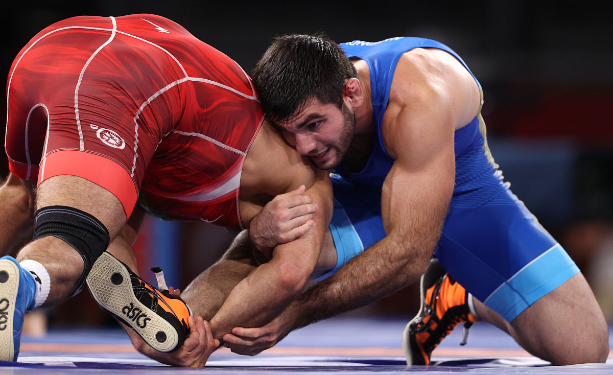 包含瑞士运动员斗志昂扬，勇攀前列的词条