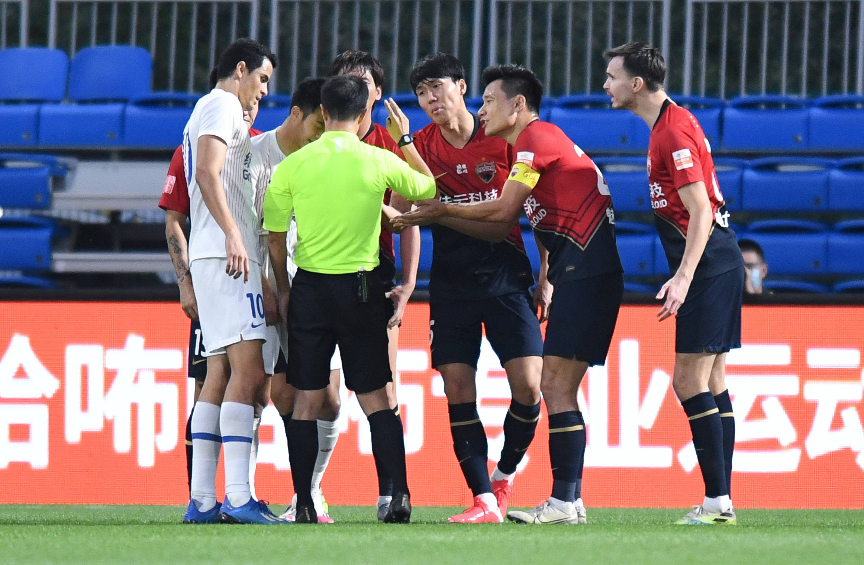 关于深圳佳兆业主场不敌上海申花！的信息